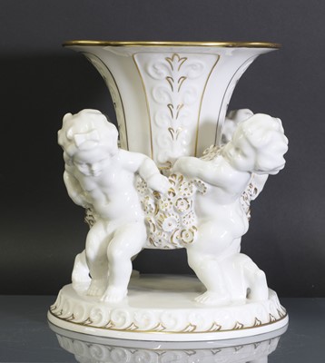 Lot 89 - A German Hutschenreuther centrepiece