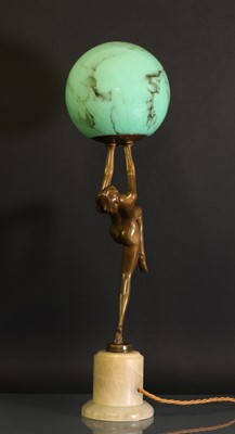 Lot 182 - An Art Deco figural table lamp