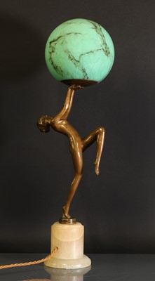 Lot 182 - An Art Deco figural table lamp