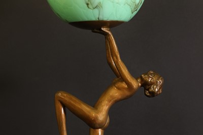 Lot 182 - An Art Deco figural table lamp