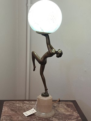 Lot 182 - An Art Deco figural table lamp