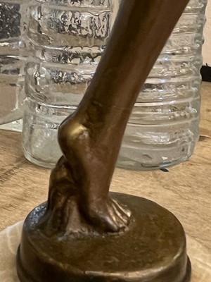 Lot 182 - An Art Deco figural table lamp
