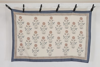 Lot 63 - A collection of vintage textiles