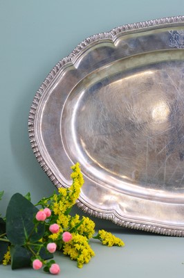 Lot 123 - An Irish George III silver meat plate
