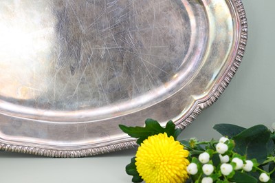 Lot 123 - An Irish George III silver meat plate