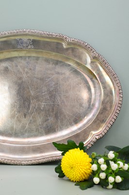 Lot 123 - An Irish George III silver meat plate