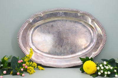 Lot 123 - An Irish George III silver meat plate