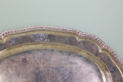 Lot 123 - An Irish George III silver meat plate