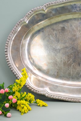 Lot 123 - An Irish George III silver meat plate