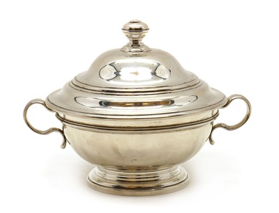 Lot 21 - A silver dish and cover