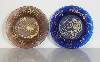 Lot 475 - Two Daum molten glass plates 'Triomphe' and 'Ceci n'est pas une Assiette'
