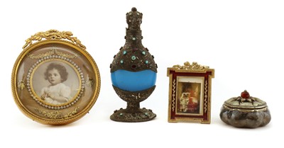 Lot 327 - A gilt metal photograph frame