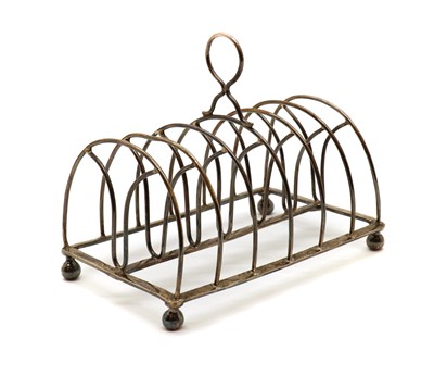 Lot 29 - A George III silver seven bar toast rack