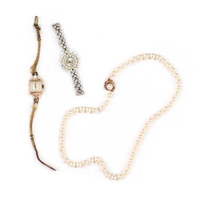 Lot 226 - A single row uniform cultured pearl necklace