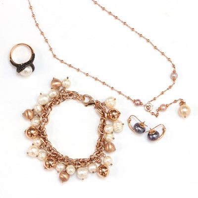 Lot 261 - A collection of cultured freshwater pearl jewellery, by Honora