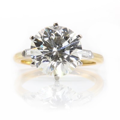 Lot 245 - An 18ct gold single stone diamond ring