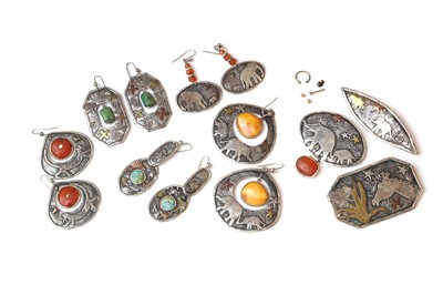 Lot 253 - A collection of silver jewellery, by Charmian Harris