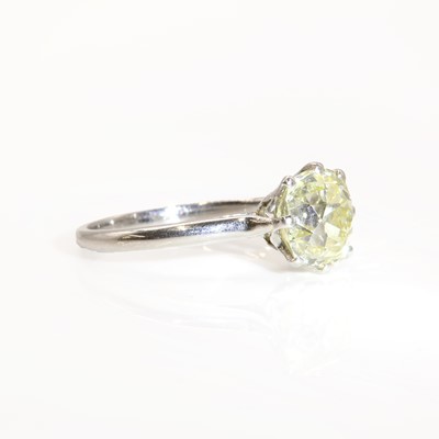 Lot 305 - A single stone diamond ring