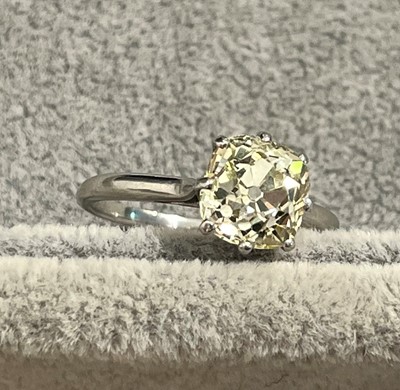 Lot 305 - A single stone diamond ring