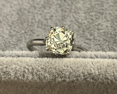 Lot 305 - A single stone diamond ring