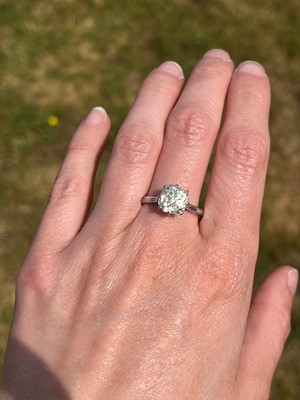 Lot 305 - A single stone diamond ring
