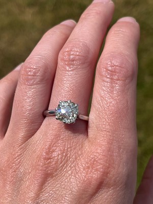 Lot 305 - A single stone diamond ring
