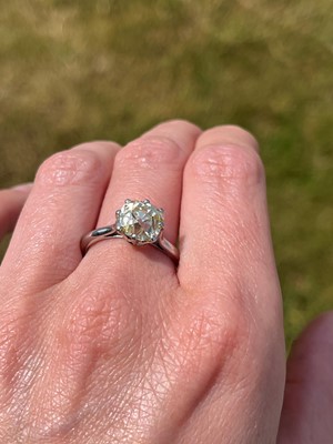 Lot 305 - A single stone diamond ring