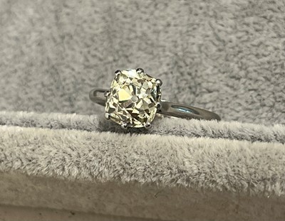Lot 305 - A single stone diamond ring