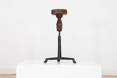 Lot 25 - An adjustable oak sculpture stand