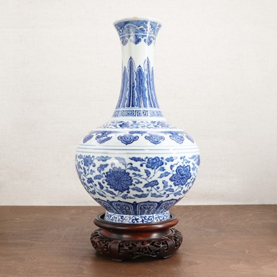 Lot 100 - A Chinese blue and white vase