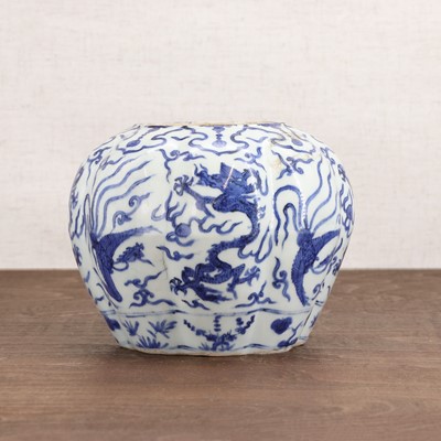 Lot 29 - A Chinese blue and white jar