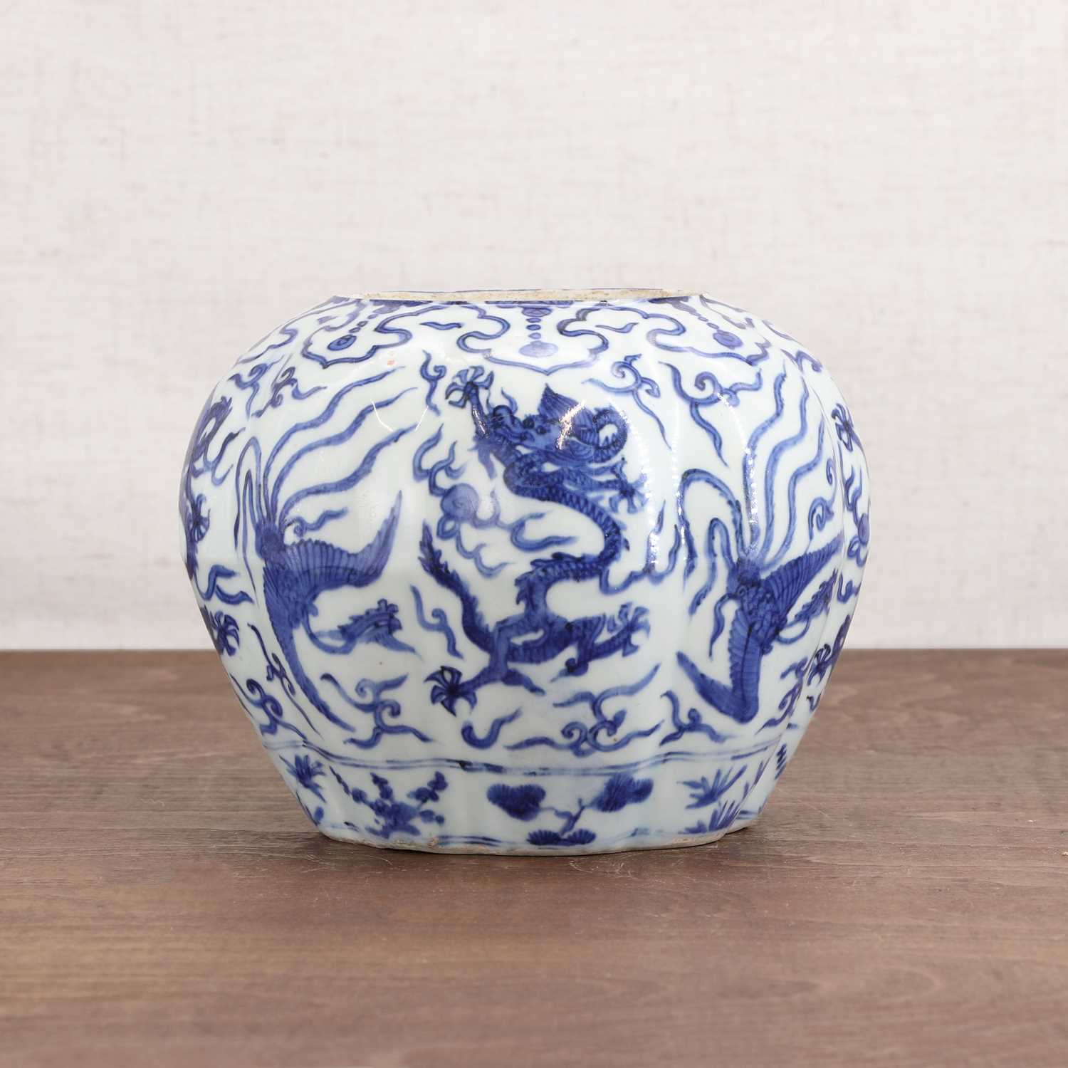 Lot 29 - A Chinese blue and white jar