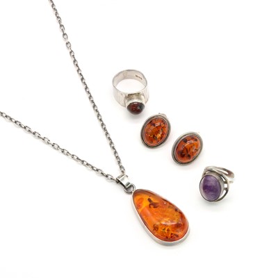 Lot 221 - A small collection of jewellery