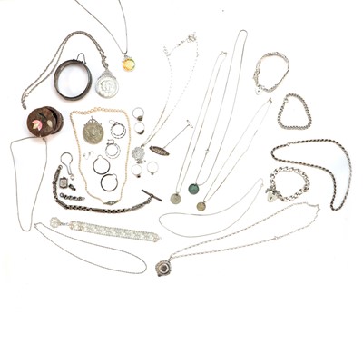 Lot 250 - A quantity of silver jewellery