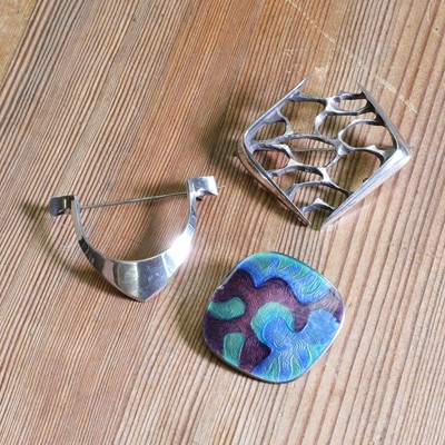 Lot 259 - A collection of three Norwegian brooches