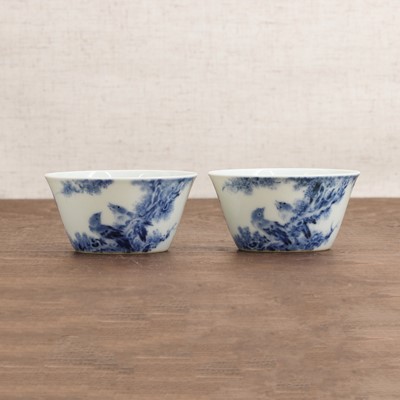 Lot 435 - A pair of Chinese blue and white teacups