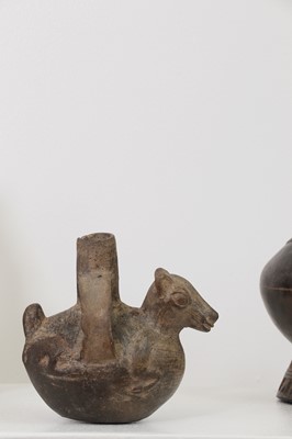 Lot 366 - A collection of pottery items