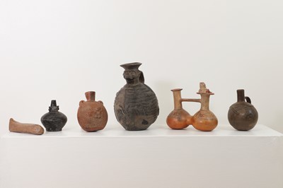 Lot 366 - A collection of pottery items