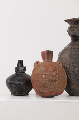 Lot 366 - A collection of pottery items