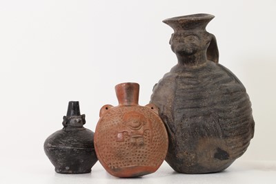 Lot 366 - A collection of pottery items