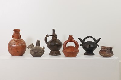 Lot 366 - A collection of pottery items