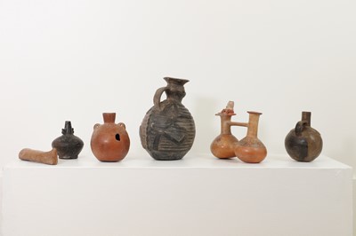 Lot 366 - A collection of pottery items