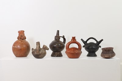 Lot 366 - A collection of pottery items