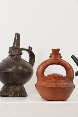 Lot 366 - A collection of pottery items