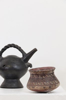Lot 366 - A collection of pottery items