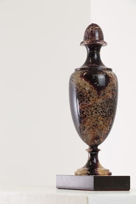 Lot 211 - A George III Derbyshire Blue John pedestal urn