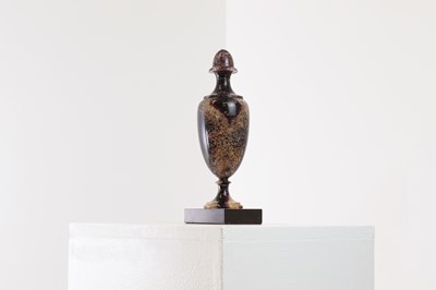 Lot 211 - A George III Derbyshire Blue John pedestal urn
