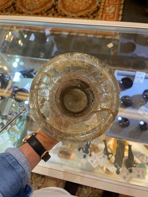 Lot 198 - A fluorspar campana urn