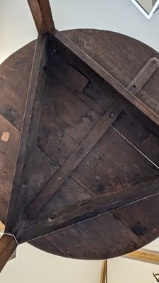 Lot 401 - A large oak cricket table