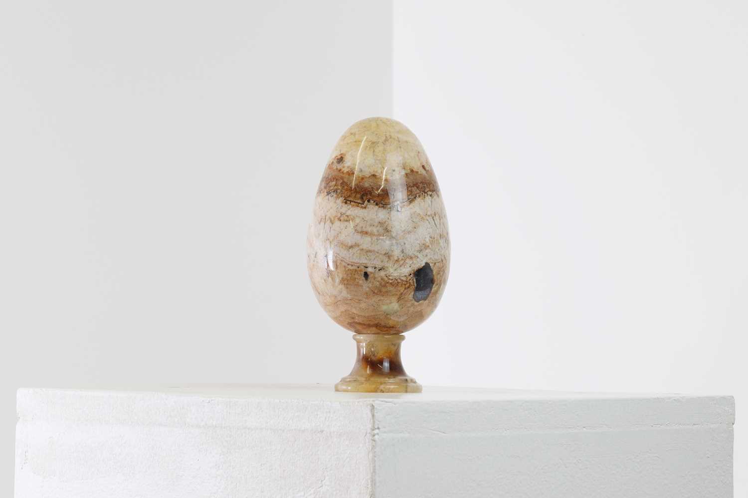 Lot 208 - A Derbyshire fluorspar egg